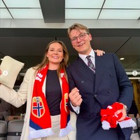 Kedua kakak beradik ini selalu menonton pertandingan Norwegia sejak babak penyisihan grup. Namun kehadiran Ingrid Alexandra kali ini sebenarnya menggantikan sang ayah, Putra Mahkota Haakon, yang tidak jadi datang karena masalah kesehatan keluarga. Foto: Instagram @detnorskekongehus