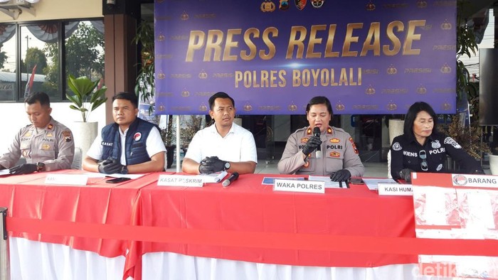 Wakapolres Boyolali, Kompol Novilia Andrias Lio Kurniasih, bersama anggota melakukan pers rilis ungkap kasus, Senin (6/7/2026)