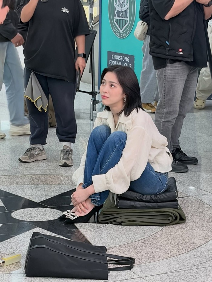 Ryujin ITZY di lokasi syuting drakor Reborn Rookie.