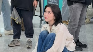 Salah satu momen BTS-nya, artis JYP Entertainment itu sedang duduk menunggu giliran syuting. (Foto: dok. Instagram @iamfinethankyouandryu)