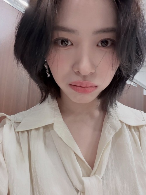 Ryujin ITZY di lokasi syuting drakor Reborn Rookie.
