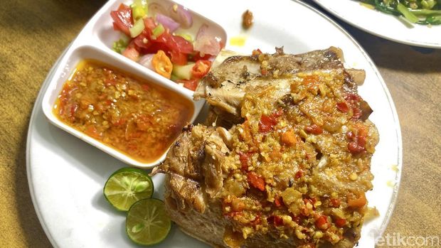 Sadaap Max Sadaap Max, restoran yang menawarkan menu rahang tuna bakar rica di Menteng, Jakarta Pusat