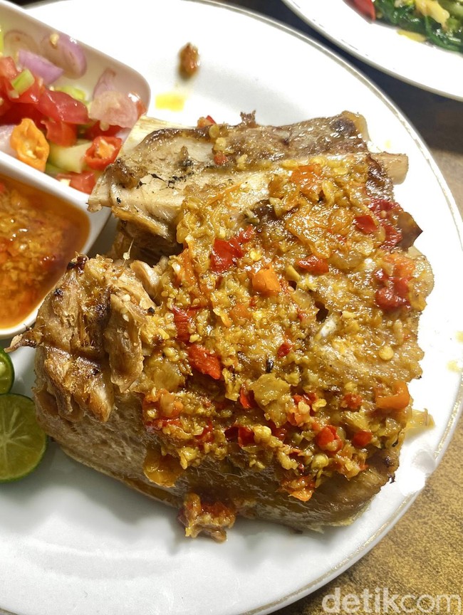 Puas Cicip Rahang Tuna Bakar Rica ala Manado yang Sedapnya Nampol!