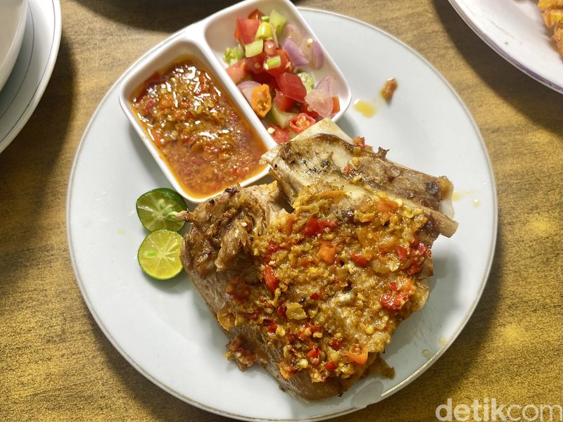 Sadaap Max, restoran yang menawarkan menu rahang tuna bakar rica di Menteng, Jakarta Pusat