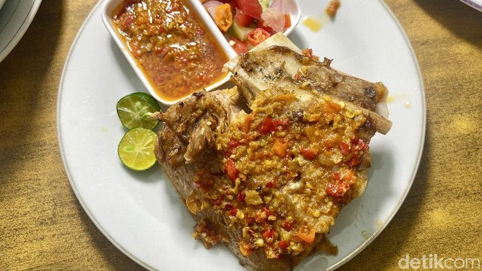Sadaap Max, restoran yang menawarkan menu rahang tuna bakar rica di Menteng, Jakarta Pusat