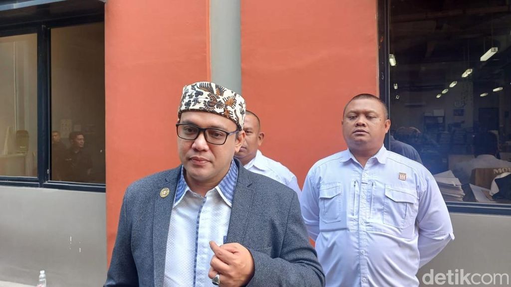 Sandy Tumiwa Tinggalkan Dunia Artis, Ngaku Fokus Jadi Stafsus Kesultanan Cirebon
