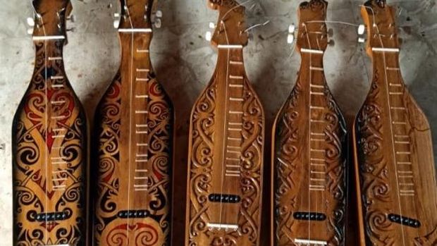 Sape, alat musik khas Dayak. (Dekranasda Kalbarprov) Sape, alat musik khas Dayak. (Dekranasda Kalbarprov)