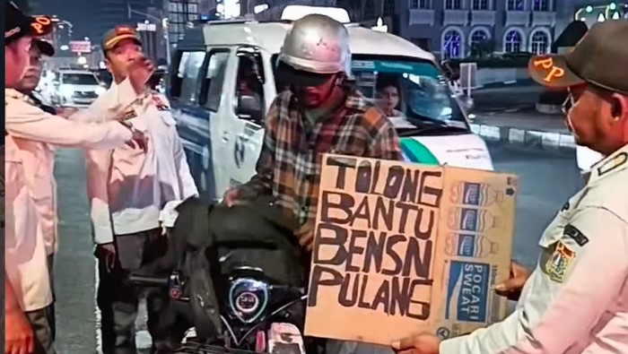 Satpol PP Kecamatan Kelapa Gading menindak pria yang meminta uang dengan modus kehabisan bensin. Pria tersebut telah dibawa ke Panti Sosial Cipayung. (Dok. Satpol PP)