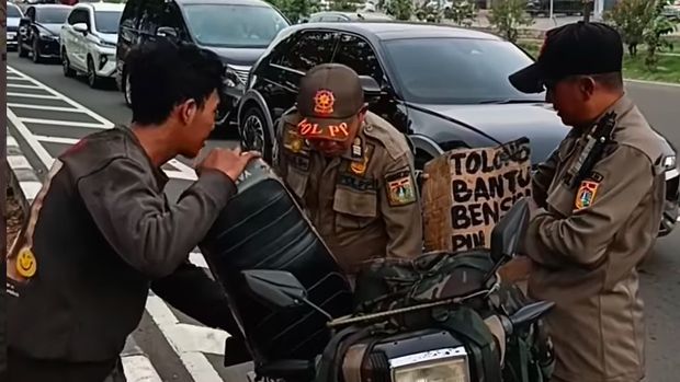 Satpol PP Kecamatan Kelapa Gading menindak pria yang meminta uang dengan modus kehabisan bensin. Pria tersebut telah dibawa ke Panti Sosial Cipayung. (dok Satpol PP)