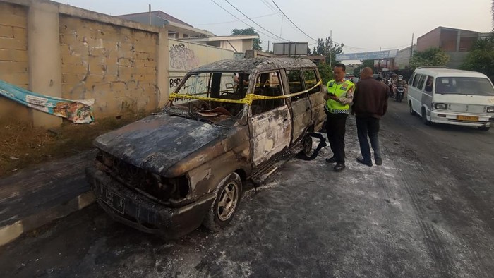 Sebuah mobil Toyota Kijang terbakar di depan SPBU Kampung Utan, Kelurahan Cempaka Putih, Kecamatan Ciputat Timur, Tangerang Selatan (Tangsel). (Dok istimewa).