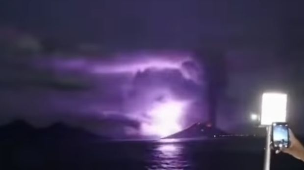 Sebuah video beredar di media sosial Gunung Anak Krakatau Status Level 3 (Siaga) dengan penampakan gunung yang meletus dengan dahsyat yang merupakan hoaks. (Tangkapan Layar Video Sosial Media)