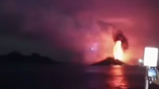 Sebuah video beredar di media sosial Gunung Anak Krakatau Status Level 3 (Siaga) dengan penampakan gunung yang meletus dengan dahsyat yang merupakan hoaks. (Tangkapan Layar Video Sosial Media)