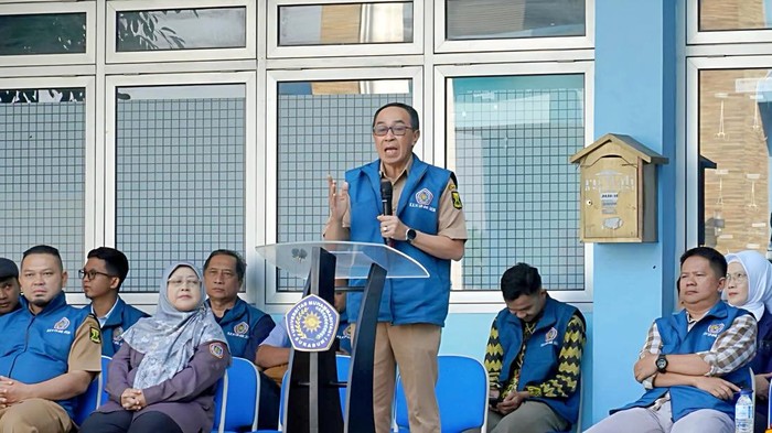 Sekda Kabupaten Sukabumi Ade Suryana saat melepas 720 mahasiswa UMMI untuk mengikuti KKN.