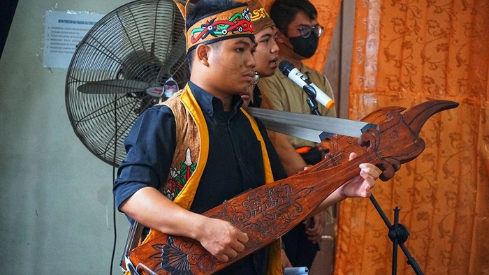 Seorang pemain sape sedang tampil di acara Sosialisasi Cagar Budaya di Jalan Cilik Riwut Kota Palangka Raya (7/3/2023). (MMC Palangka Raya)