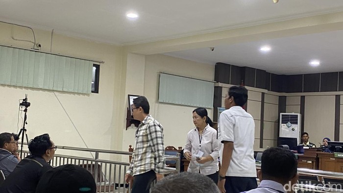 Suasana sidang pemeriksaan Direktur PT Istana Putra Agung, Dion (baju kotak-kotak) di Pengadilan Tipikor, Kecamatan Semarang Barat, Kota Semarang, Senin (6/7/2026).