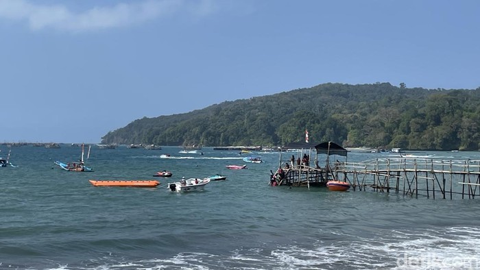Suasana di Pantai Pangandaran.