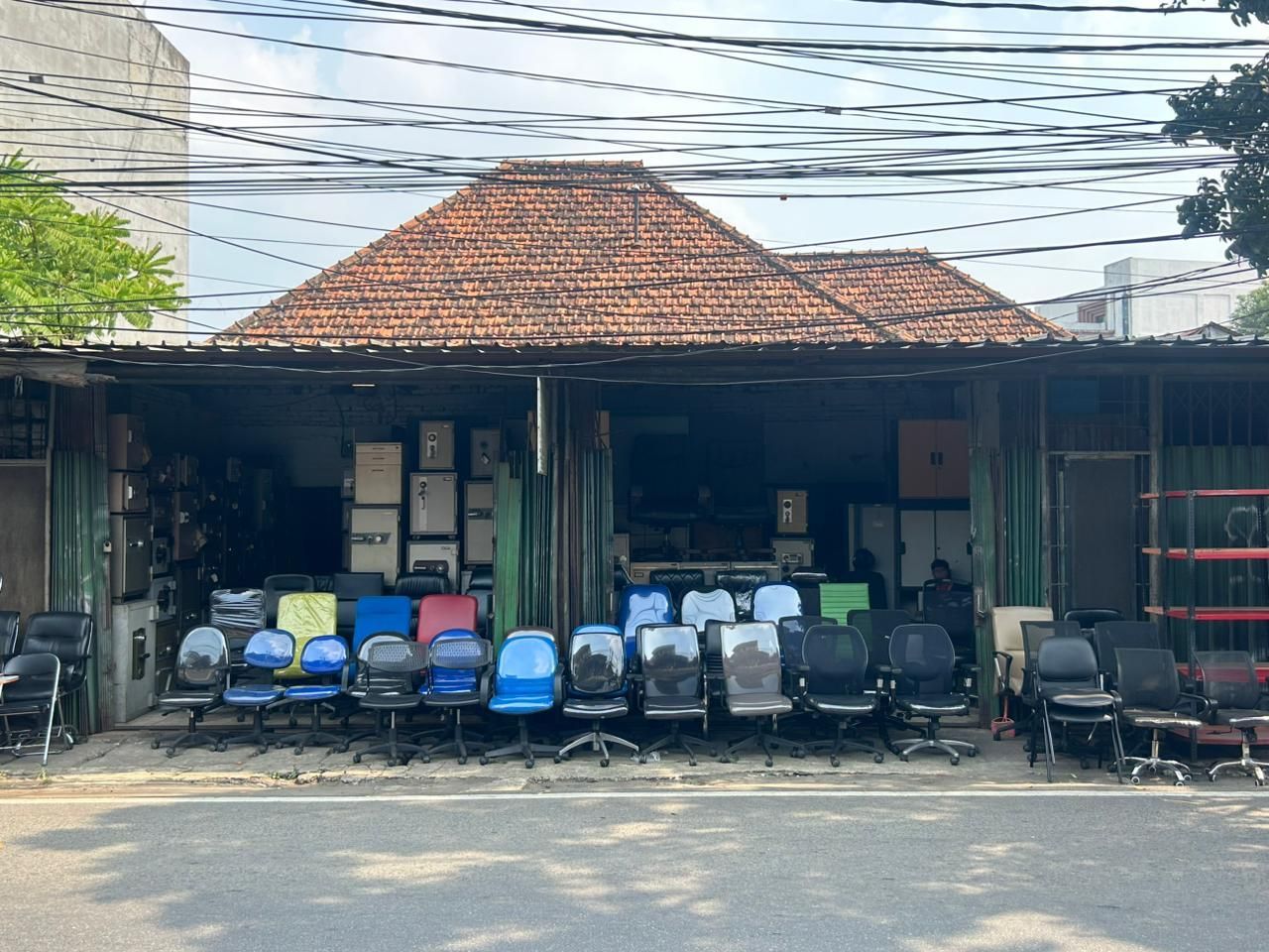 Suasana mebel bekas di kawasan Jl Dr Sahardjo, Manggarai, Jakarta Selatan pada Kamis (2/7/2026). (Dok Ist)