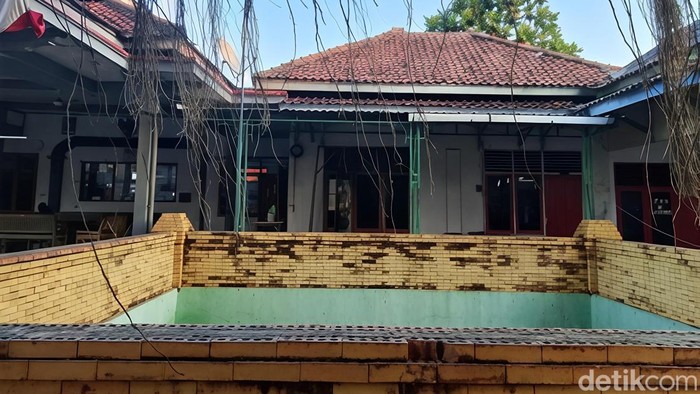 Sumur Warak, sumber mata air dengan bangunan persegi seluas 6x6 meter ini berada di depan Balai Desa Sukaurip, Kecamatan Balongan, Kabupaten Indramayu.