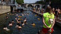 Paris kembali membuka tiga lokasi berenang umum di Sungai Seine pada musim panas 2026. Ketiga area tersebut berada di Bras Marie, Bercy, dan Grenelle, serta dapat diakses secara gratis oleh warga maupun wisatawan. REUTERS/Tom Nicholson 