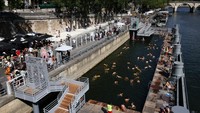 Pembukaan ini menjadi tahun kedua berturut-turut Sungai Seine digunakan sebagai lokasi berenang publik. Program tersebut merupakan warisan dari Olimpiade Paris 2024 yang memanfaatkan sungai itu untuk nomor triathlon dan renang maraton. REUTERS/Tom Nicholson 