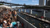 Pemerintah Kota Paris melakukan pengujian kualitas air setiap hari sebelum lokasi dibuka. Area berenang dapat ditutup sementara apabila hujan deras menyebabkan kualitas air menurun. REUTERS/Tom Nicholson 