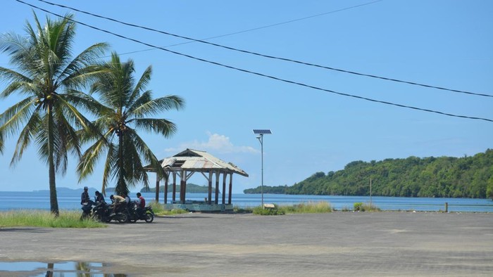 Teluk Buyat terletak di perbatasan antara Kabupaten Minahasa Tenggara dengan Kabupaten Bolaang Mongondow Timur, Sulawesi Utara.