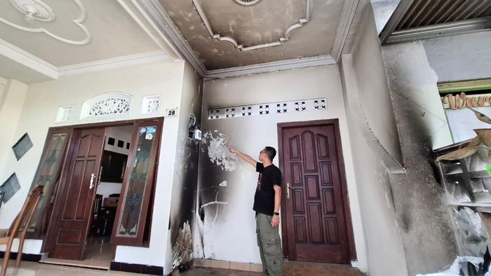 Kondisi bagian depan rumah warga di Dau, Kabupaten Malang yang hangus dibakar OTK