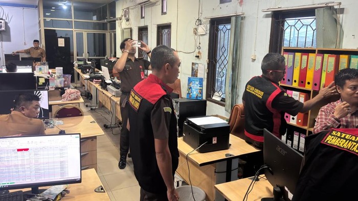 Tim Penyidik Bidang Tindak Pidana Khusus Kejati Kaltim saat melakukan penggeledahan di Disdikbud Kukar. (Dok.Kejati Kaltim)