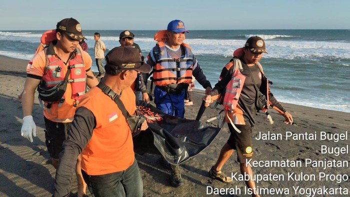 Tim SAR mengevakuasi mayat bocah inisial MBR (8) di Pantai Bugel, Kulon Progo, Senin (6/7/2026).