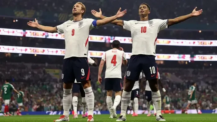 Jude Bellingham merayakan gol bersama rekan setimnya Harry Kane (9) setelah mencetak gol pertama. (Foto Getty Images)
