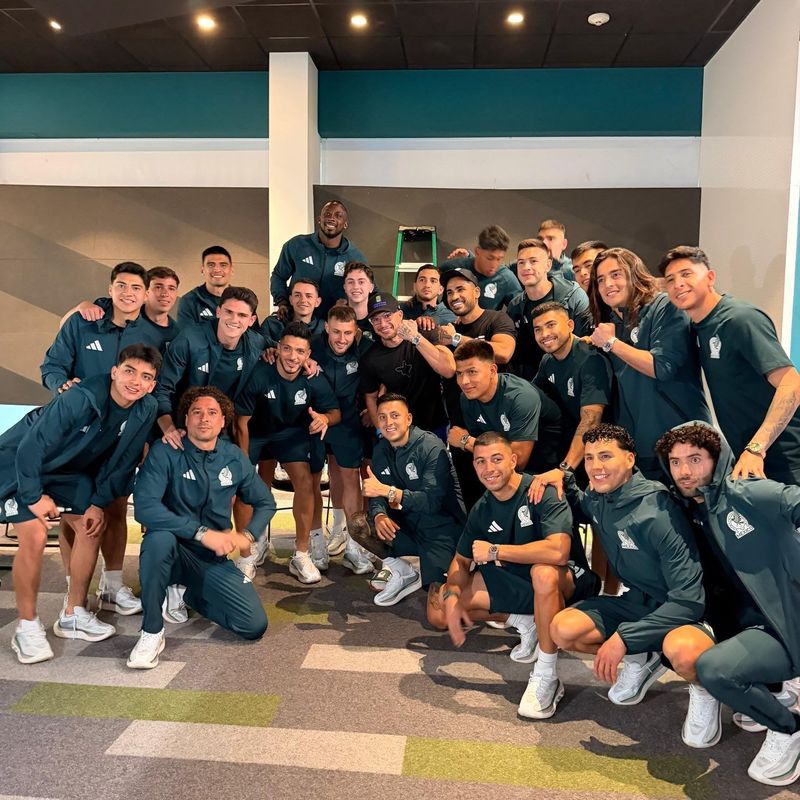 Timnas Meksiko saat menerima jam Rolex dari YouTuber SteveWillDoIt.