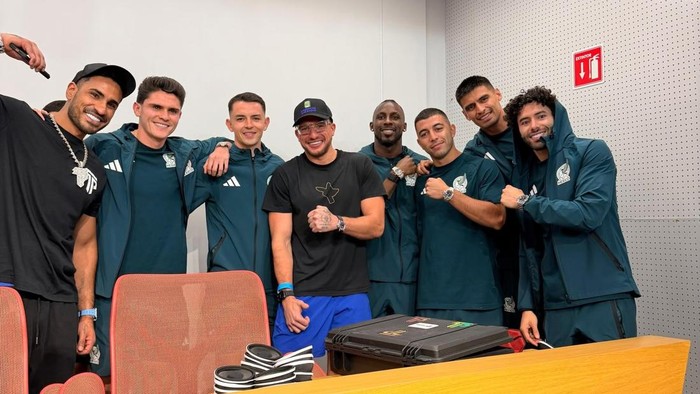 Timnas Meksiko saat menerima jam Rolex dari YouTuber SteveWillDoIt.