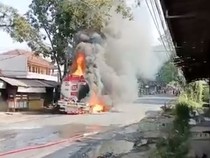 Video Truk BBM Terbakar di Jalan Cianjur-Sukabumi