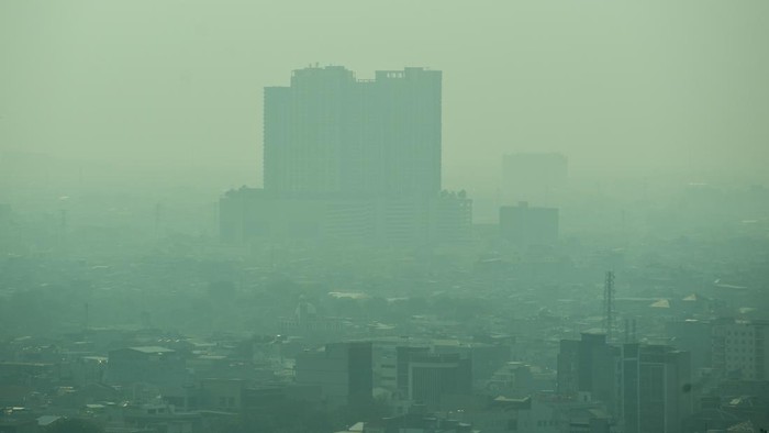 Kabut polusi udara menyelimuti kawasan di Jakarta, Senin (6/7/2026). Berdasarkan data situs pemantau kualitas udara IQAir pada pukul 16.00 hingga 17.00 Indeks Kualitas Udara (Air Quality Index/AQI) di Jakarta berada pada angka 155 yang menempatkannya