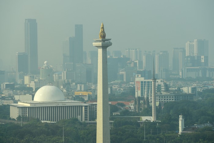 Kabut polusi udara menyelimuti kawasan di Jakarta, Senin (6/7/2026). Berdasarkan data situs pemantau kualitas udara IQAir pada pukul 16.00 hingga 17.00 Indeks Kualitas Udara (Air Quality Index/AQI) di Jakarta berada pada angka 155 yang menempatkannya sebagai kota besar dengan kualitas udara terburuk pertama di dunia di atas Kinshasa, Kongo di angka 132. ANTARA FOTO/M Risyal Hidayat