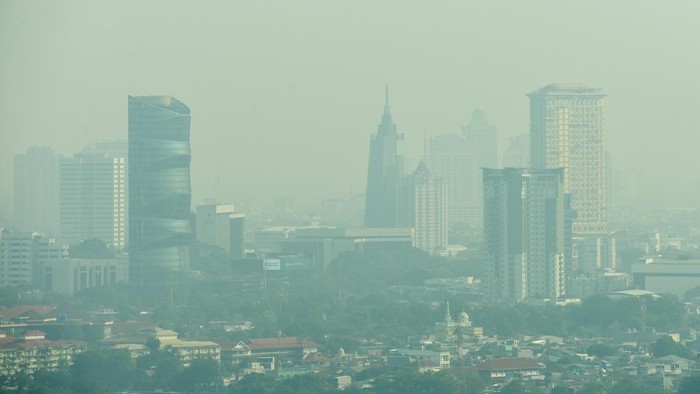 Kabut polusi udara menyelimuti kawasan di Jakarta, Senin (6/7/2026). Berdasarkan data situs pemantau kualitas udara IQAir pada pukul 16.00 hingga 17.00 Indeks Kualitas Udara (Air Quality Index/AQI) di Jakarta berada pada angka 155 yang menempatkannya sebagai kota besar dengan kualitas udara terburuk pertama di dunia di atas Kinshasa, Kongo di angka 132. ANTARA FOTO/M Risyal Hidayat