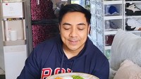 Indri Giana juga memperlihatkan lemari sepatu Ustaz Riza Muhammad. Ada ratusan pasang nih dengan berbagai macam warna. Dia aslinya begini, suka warna-warni. Banyakan dia sepatunya daripada aku, ujarnya. (Foto: dok Instagram ustdzrizamuhammad)