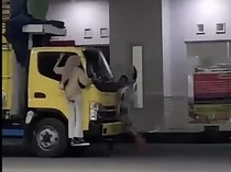 Viral Keributan di SPBU Rembang hingga Wanita Gelantungan di Truk