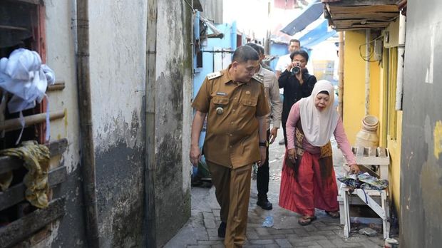 Wali Kota Makassar, Munafri 'Appi' Arifuddin mengecek langsung air bersih PDAM benar-benar mengalir ke rumah warga. (Dok. Istimewa) Wali Kota Makassar, Munafri 'Appi' Arifuddin mengecek langsung air bersih PDAM benar-benar mengalir ke rumah warga.