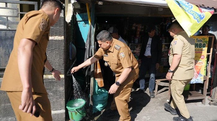 Wali Kota Makassar, Munafri Appi Arifuddin mengecek langsung air bersih PDAM benar-benar mengalir ke rumah warga.