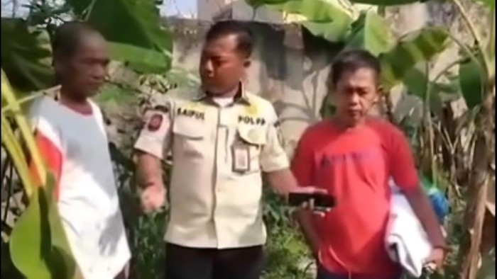 Satpol PP Kabupaten Bogor, Jawa Barat (Jabar), menegur warga yang melakukan pembakaran sampah dan sisa pakan ternak di Cilebut Barat usai menerima aduan warga lainnya.