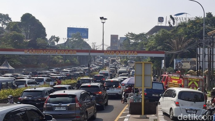 Kawasan wisata Puncak, Bogor, Jawa Barat (Jabar) ramai dikunjungi wisatawan selama musim libur sekolah.  (Sholihin/detikcom)