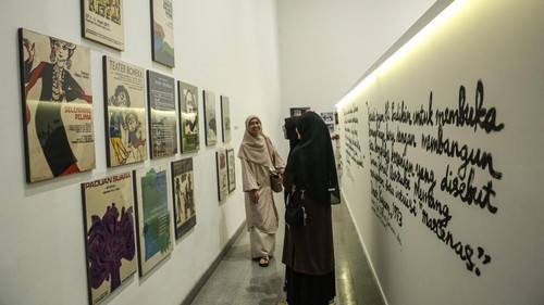 Pengunjung mengamati foto Ali Sadikin pada Pameran Peringatan 100 tahun Ali Sadikin di Taman Ismail Marzuki, Jakarta, Selasa (7/7/2026). Dinas Kebudayaan DKI Jakarta bersama Institut Kesenian Jakarta menggelar pameran arsip, foto, dan diskusi untuk memperingati 100 tahun kelahiran Ali Sadikin yang berlangsung hingga 14 Juli 2026. ANTARA FOTO/Asprilla Dwi Adha
