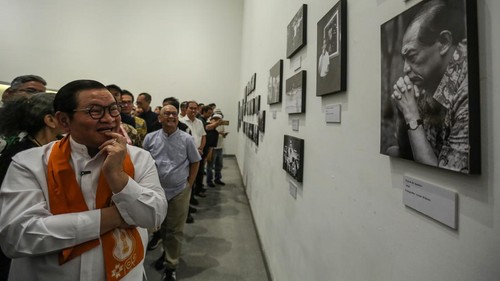 Pengunjung mengamati foto Ali Sadikin pada Pameran Peringatan 100 tahun Ali Sadikin di Taman Ismail Marzuki, Jakarta, Selasa (7/7/2026). Dinas Kebudayaan DKI Jakarta bersama Institut Kesenian Jakarta menggelar pameran arsip, foto, dan diskusi untuk memperingati 100 tahun kelahiran Ali Sadikin yang berlangsung hingga 14 Juli 2026. ANTARA FOTO/Asprilla Dwi Adha