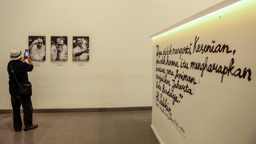Pengunjung mengamati foto Ali Sadikin pada Pameran Peringatan 100 tahun Ali Sadikin di Taman Ismail Marzuki, Jakarta, Selasa (7/7/2026). Dinas Kebudayaan DKI Jakarta bersama Institut Kesenian Jakarta menggelar pameran arsip, foto, dan diskusi untuk memperingati 100 tahun kelahiran Ali Sadikin yang berlangsung hingga 14 Juli 2026. ANTARA FOTO/Asprilla Dwi Adha