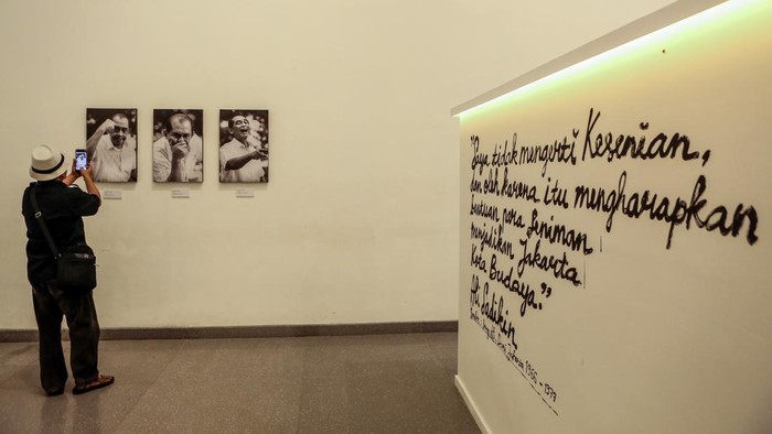 Pengunjung mengamati foto Ali Sadikin pada Pameran Peringatan 100 tahun Ali Sadikin di Taman Ismail Marzuki, Jakarta, Selasa (7/7/2026). Dinas Kebudayaan DKI Jakarta bersama Institut Kesenian Jakarta menggelar pameran arsip, foto, dan diskusi untuk memperingati 100 tahun kelahiran Ali Sadikin yang berlangsung hingga 14 Juli 2026. ANTARA FOTO/Asprilla Dwi Adha