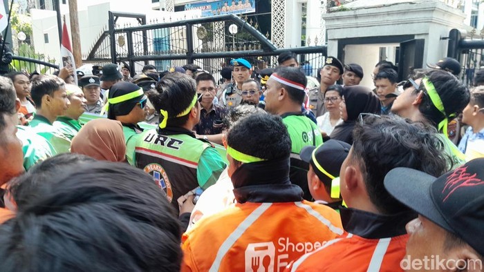Anggota DPRD Sumut menerima massa aksi unjuk rasa sopir ojol di Gedung DPRD Sumut. (Foto: Rechtin Hani Ritonga/detikSumut)