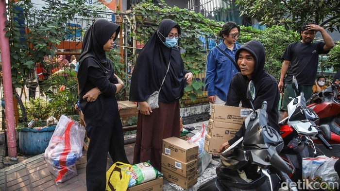 Sejumlah warga mengantre untuk mendapatkan paket sembako melalui program Kartu Jakarta Pintar (KJP) di kawasan Cilincing, Jakarta Utara, Selasa (7/7/2026). Antrean panjang terlihat sejak pagi hari ketika warga mulai berdatangan ke lokasi penyaluran.