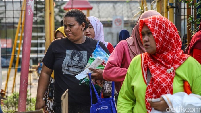 Sejumlah warga mengantre untuk mendapatkan paket sembako melalui program Kartu Jakarta Pintar (KJP) di kawasan Cilincing, Jakarta Utara, Selasa (7/7/2026). Antrean panjang terlihat sejak pagi hari ketika warga mulai berdatangan ke lokasi penyaluran.