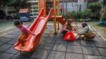 Potret Pemegang KJP Tertib Antre Sembako di Cilincing